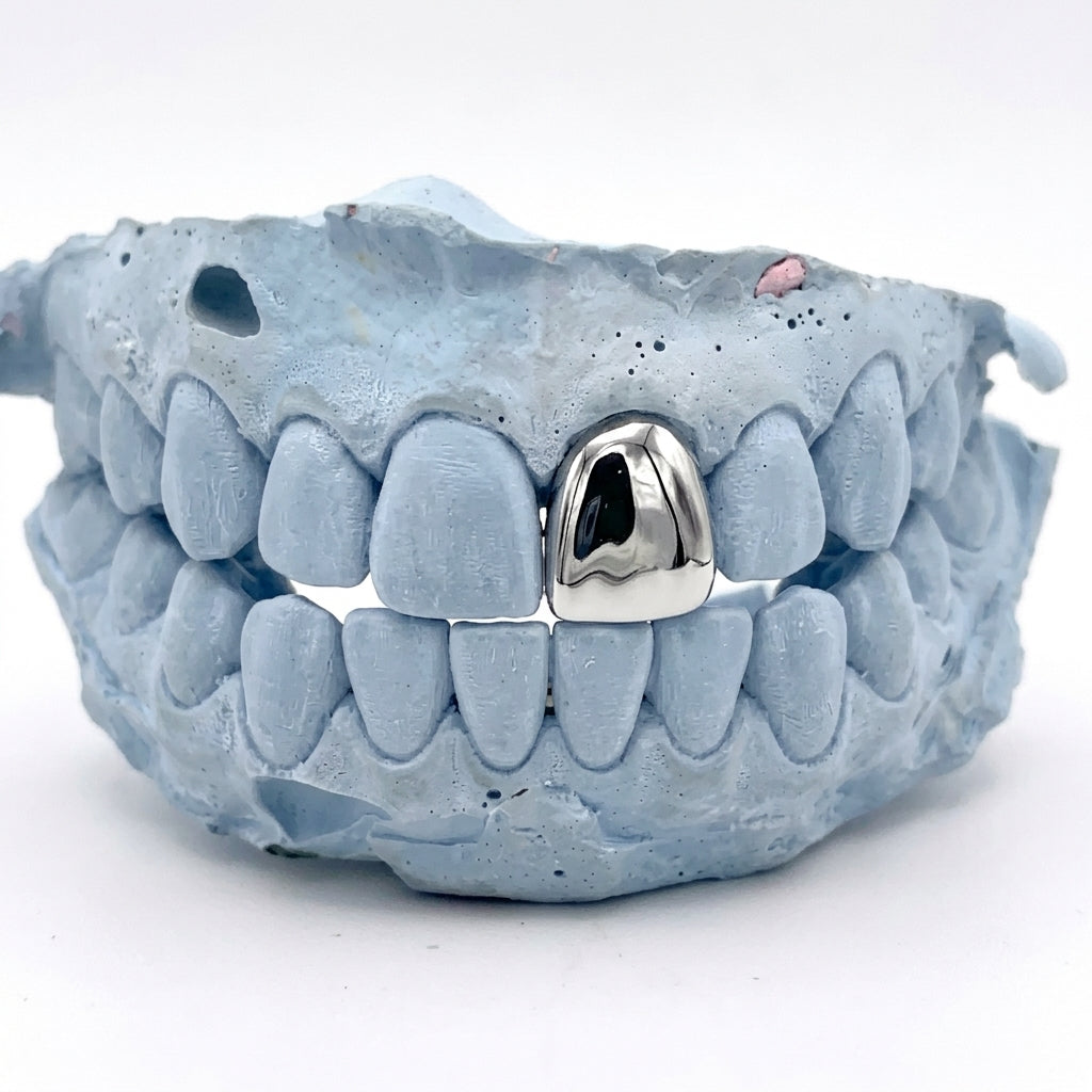 Silver Grillz oben Single Cap auf Zahn 21 – Grillz aus Chrom, Custom Grillz für deine Zähne nach Maß