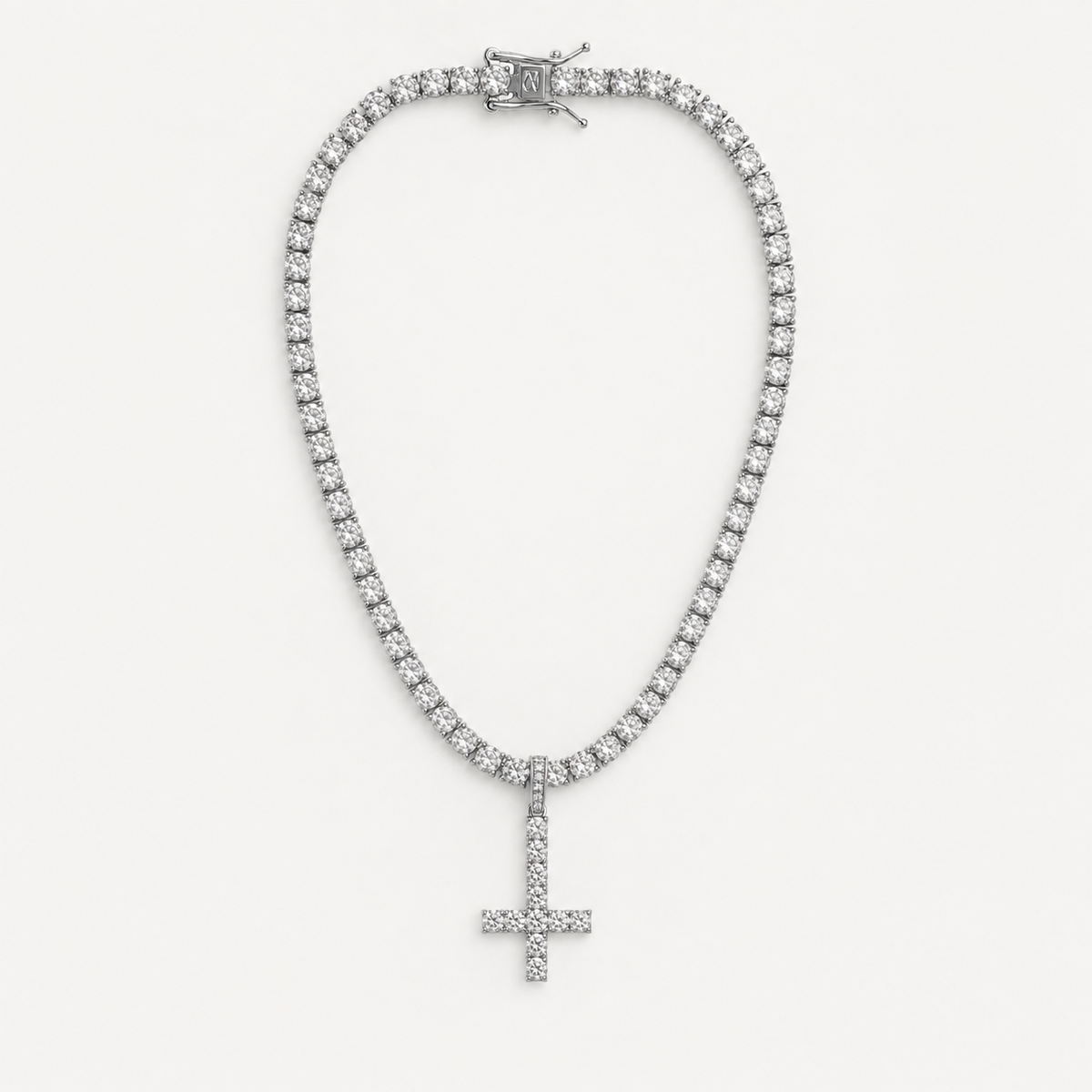 Umgedrehtes Kreuz Tennis Chain aus Edelstahl mit Moissanit-Steinen und invertiertem Kreuz-Anhänger, Studioaufnahme auf weißem Hintergrund