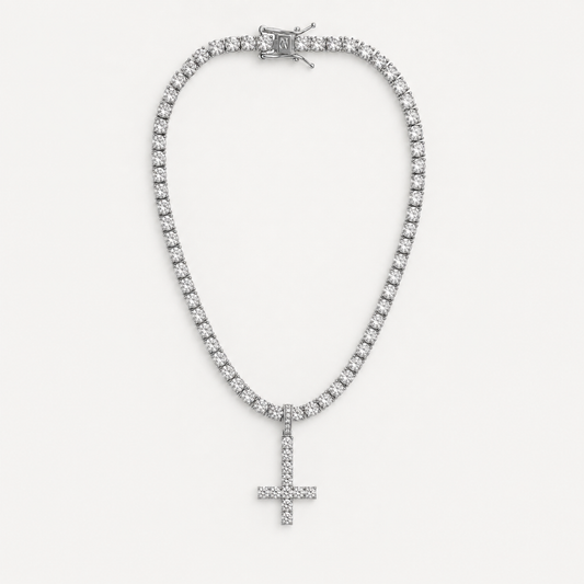 Umgedrehtes Kreuz Tennis Chain aus Edelstahl mit Moissanit-Steinen und invertiertem Kreuz-Anhänger, Studioaufnahme auf weißem Hintergrund