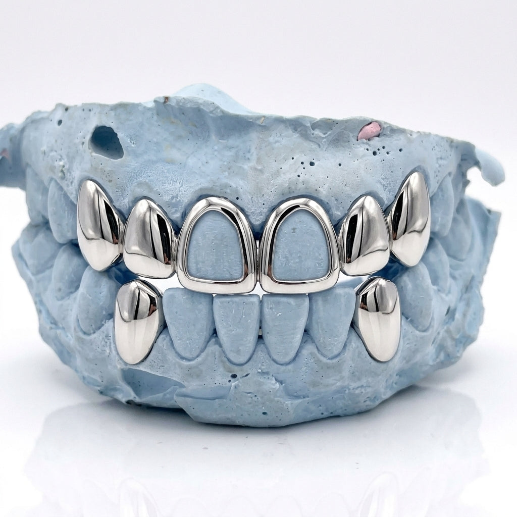 Silver Grillz Set oben 6er mit 2 Frames & unten 2 Caps auf den Eckzähnen – Grillz aus Chrom, Custom Grillz für deine Zähne nach Maß