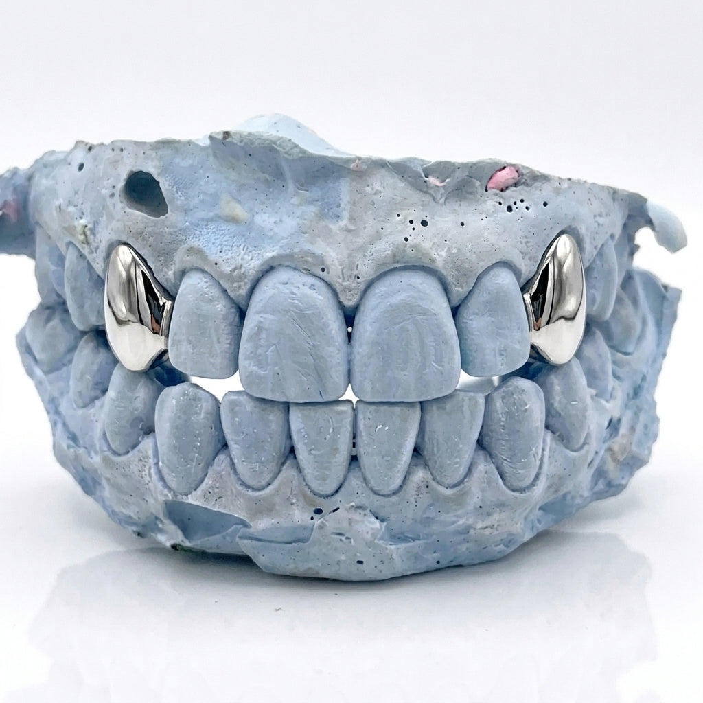 Silver Grillz oben 2 Caps auf den Eckzähnen 13 und 23 – Grillz aus Chrom, Custom Grillz für deine Zähne nach Maß