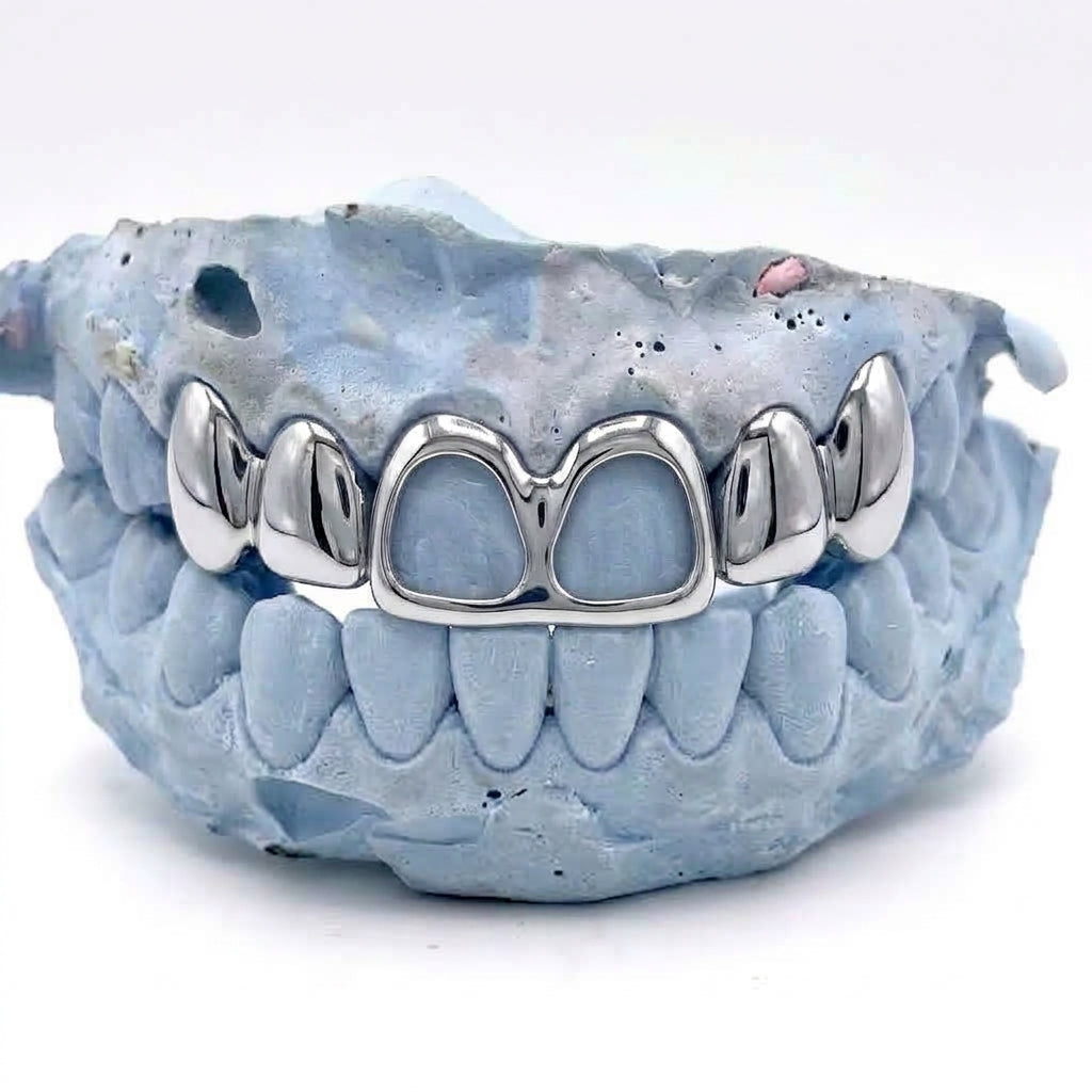 Chrom Grillz oben 6er – 4 Caps & 2 Frames – Maßanfertigung in silbernem Chrom auf Zahnmodell