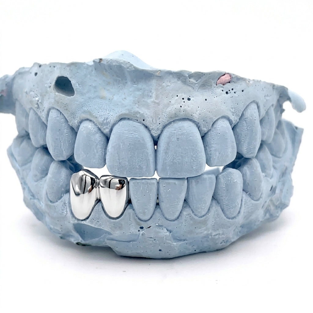 Silver Grillz unten Double Cap auf Zahn 43 und 42 – Grillz aus Chrom, Custom Grillz für deine Zähne nach Maß