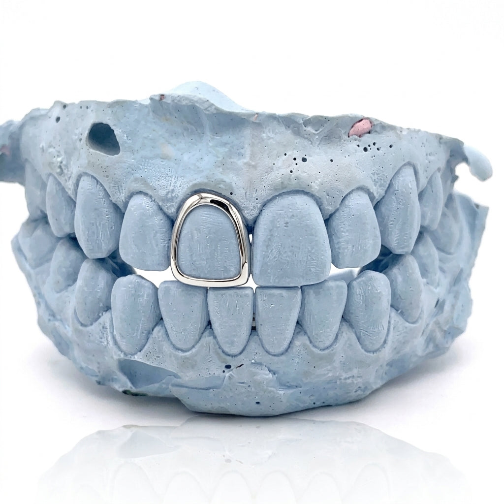 Silver Grillz oben Single Frame (Fenster) auf Zahn 11 – Grillz aus Chrom, Custom Grillz für deine Zähne nach Maß