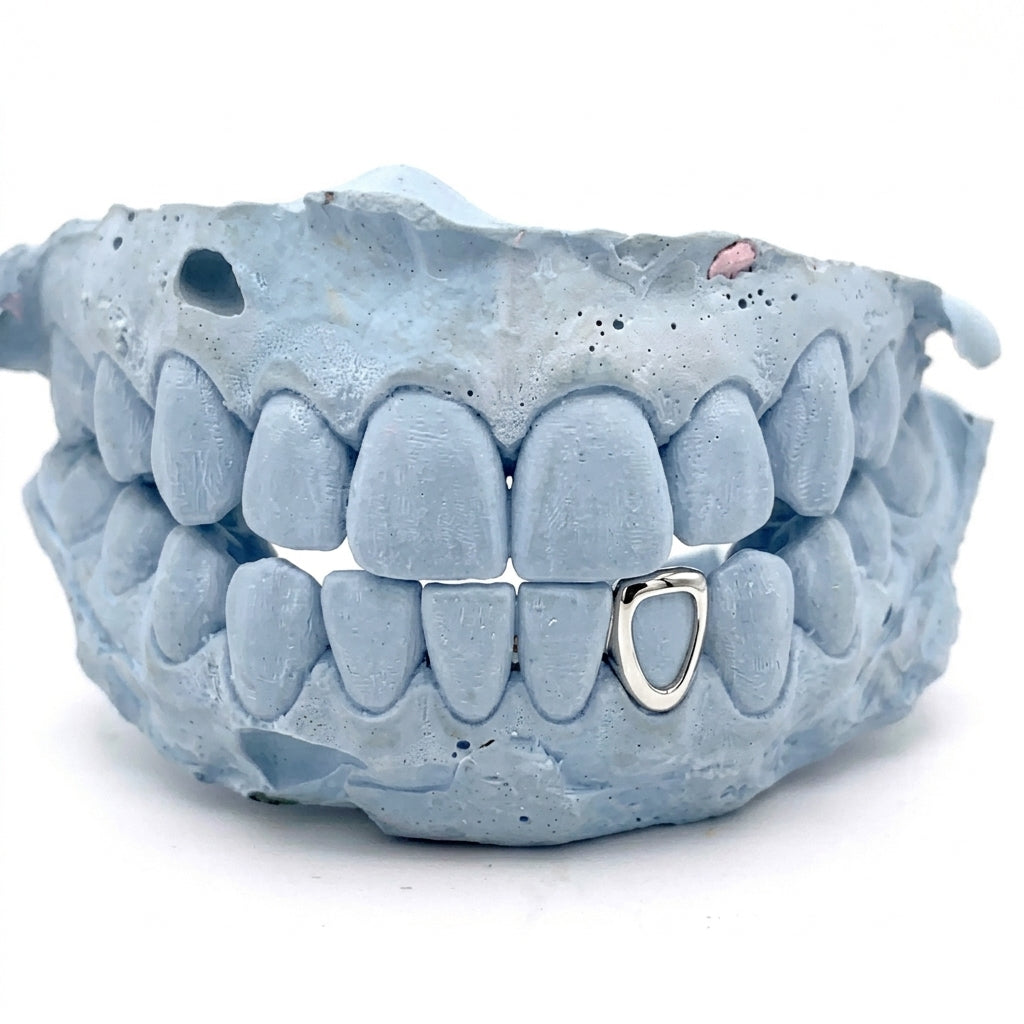 Silver Grillz unten Single Frame (Fenster) auf Zahn 32 – Grillz aus Chrom, Custom Grillz für deine Zähne nach Maß