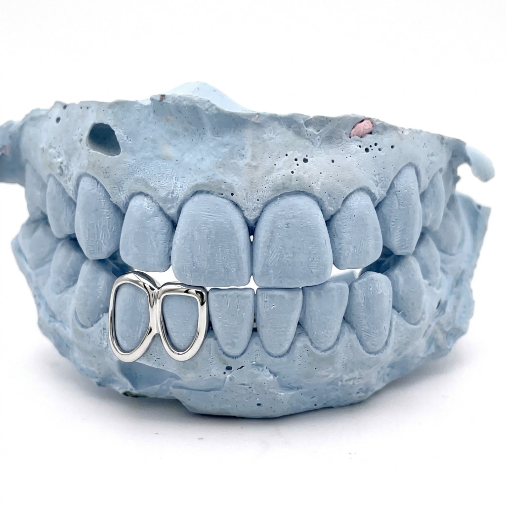 Silver Grillz unten Double Frame (Fenster) auf Zahn 43 und 42 – Grillz aus Chrom, Custom Grillz für deine Zähne nach Maß