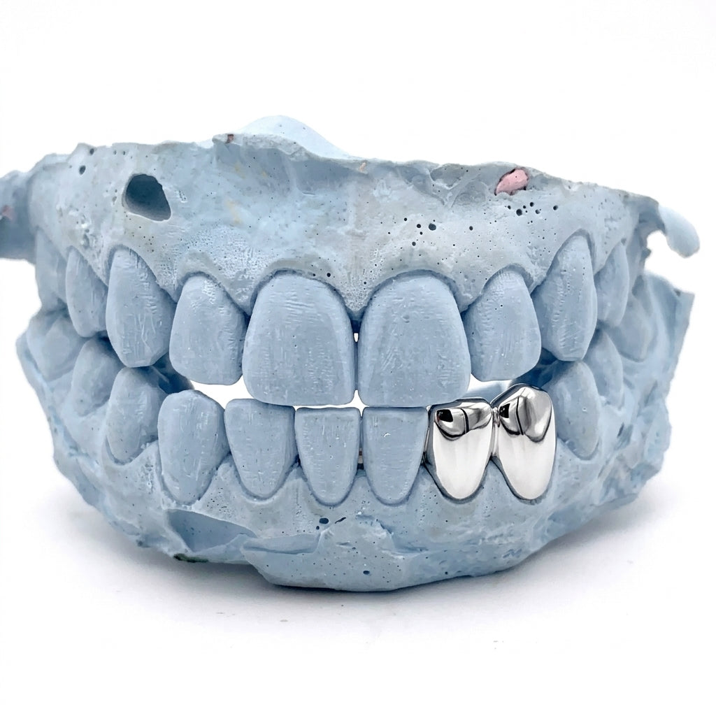 Silver Grillz unten Double Cap auf Zahn 32 und 33 – Grillz aus Chrom, Custom Grillz für deine Zähne nach Maß