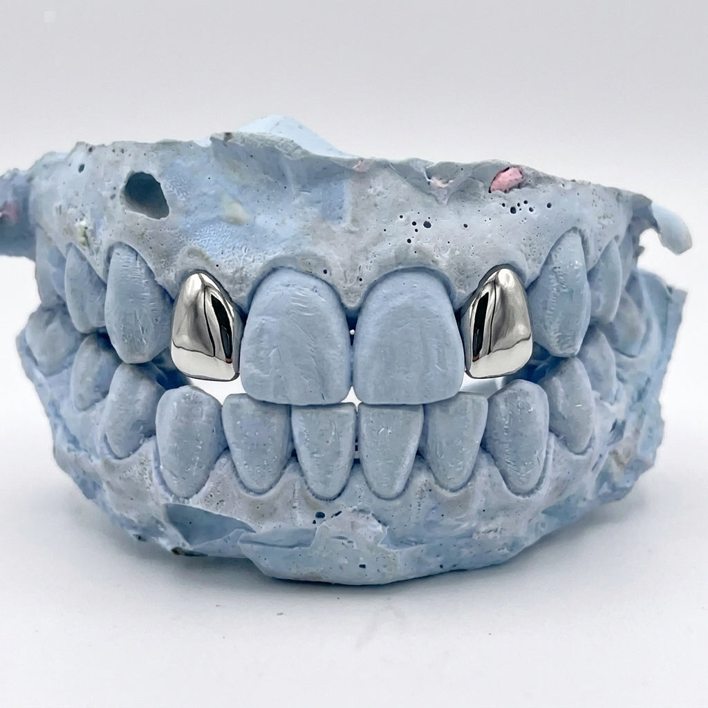 Silver Grillz oben 2 Caps auf den seitlichen Schneidezähnen 12 und 22 – Grillz aus Chrom, Custom Grillz für deine Zähne nach Maß