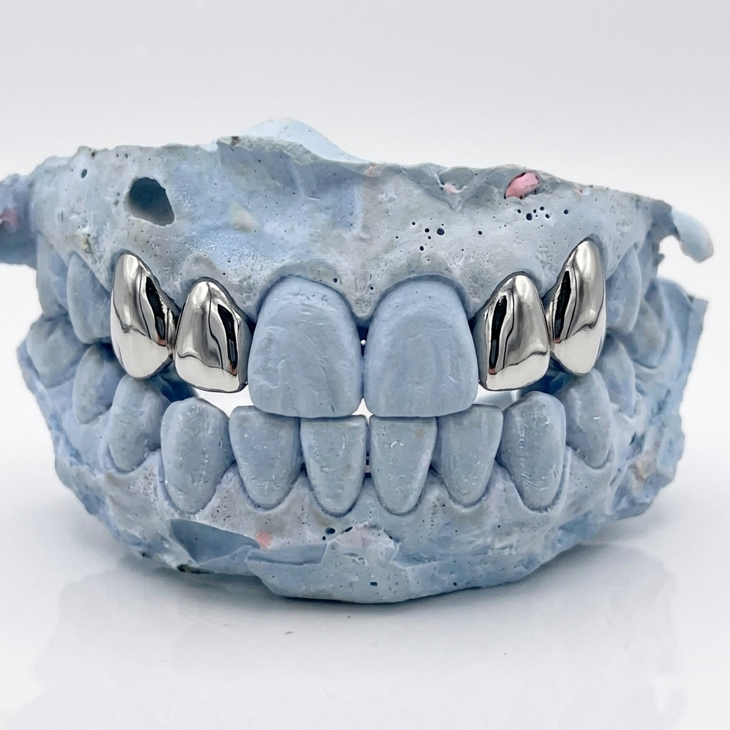 Silver Grillz oben 4 Caps auf Zahn 13, 12, 22 und 23 – Grillz aus Chrom, Custom Grillz für deine Zähne nach Maß
