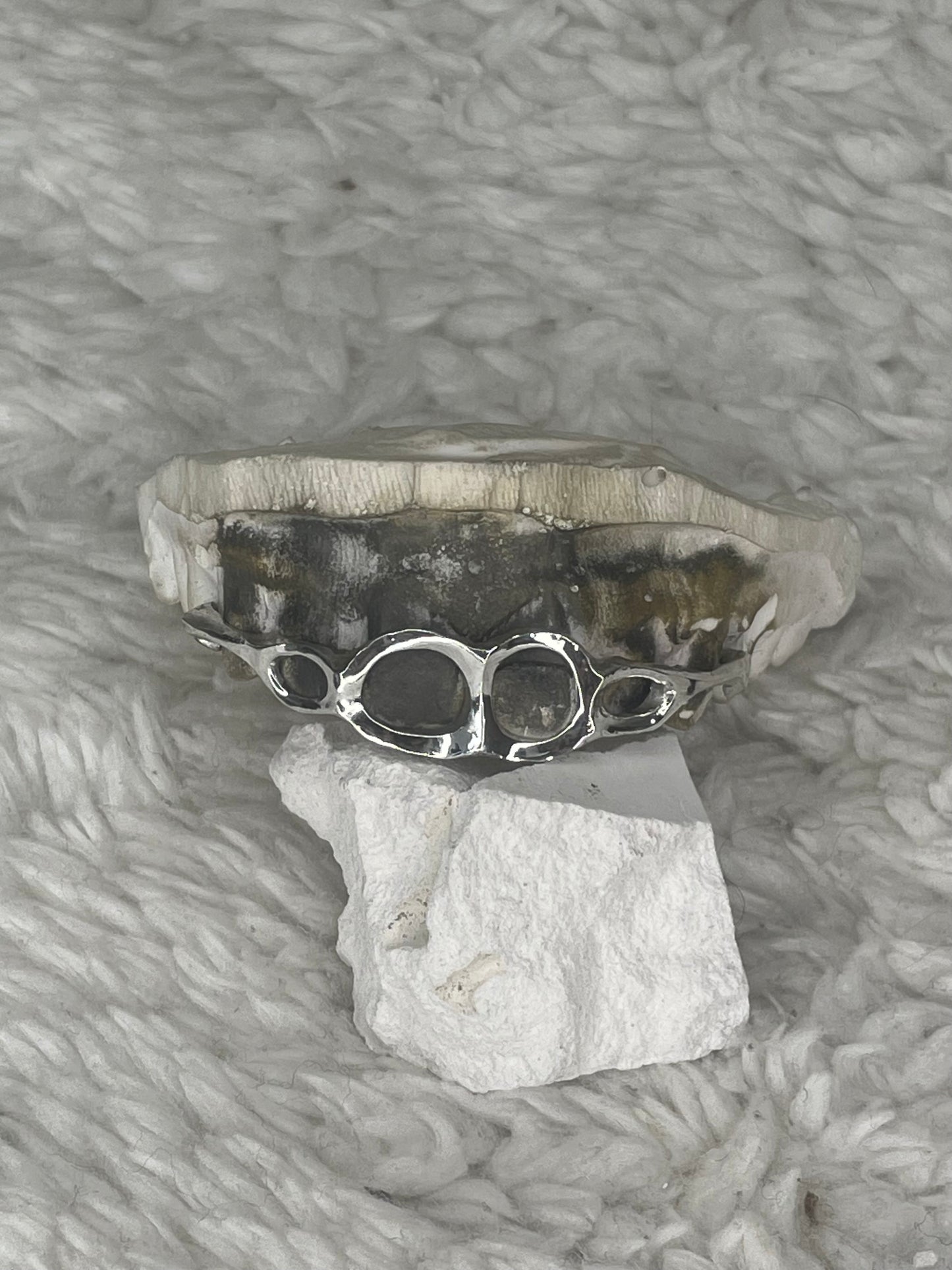 Circle Link Grillz offenes Runddesign ZGrillz“

„Chrom Grillz mit runden Öffnungen“

„Minimalistische Rundform Zahnkappe

zjuwelier.de/