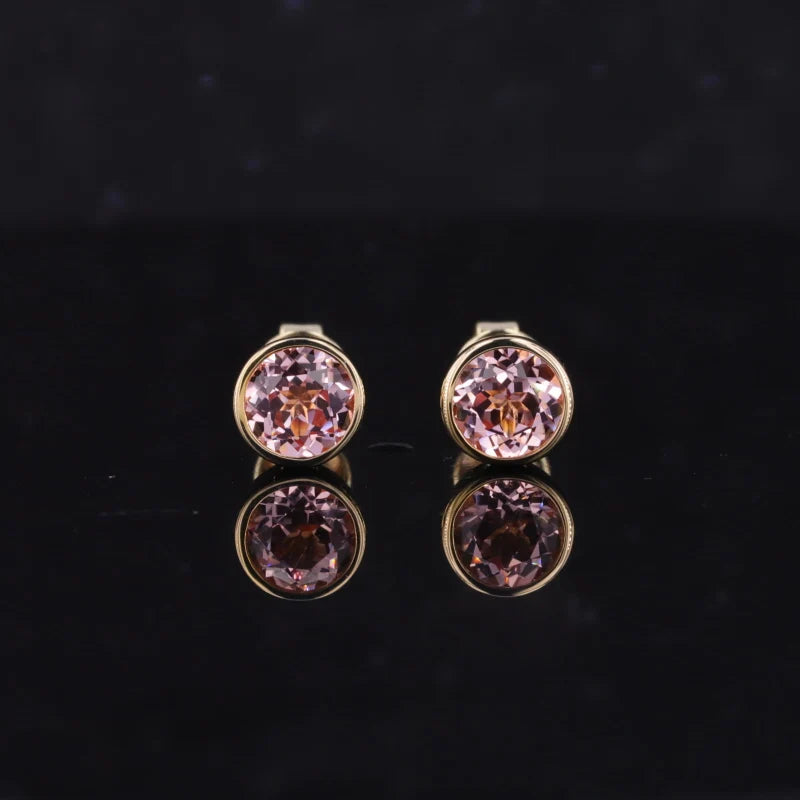 Padparadscha Ohrstecker – 10k Gelbgold | Runder Lab-Edelstein im Zargenfassung-Design