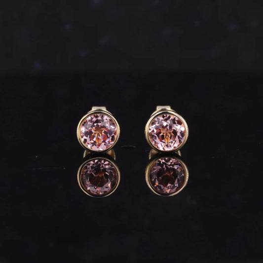 Padparadscha Ohrstecker – 10k Gelbgold | Runder Lab-Edelstein im Zargenfassung-Design