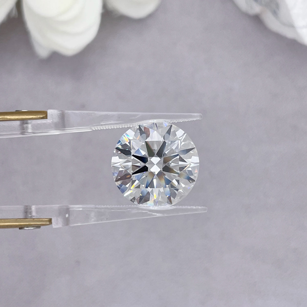 Lab Grown Diamant 3ct Round Brilliant Cut in Pinzette, Nahaufnahme des Schliffs
