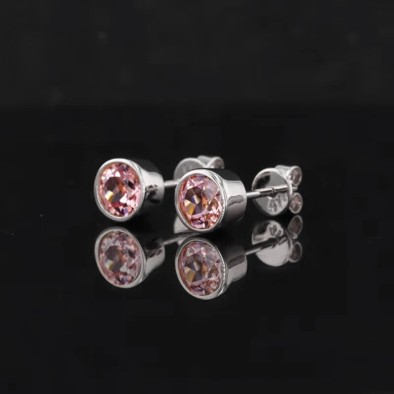 Padparadscha Ohrstecker – 10k Gelbgold | Runder Lab-Edelstein im Zargenfassung-Design