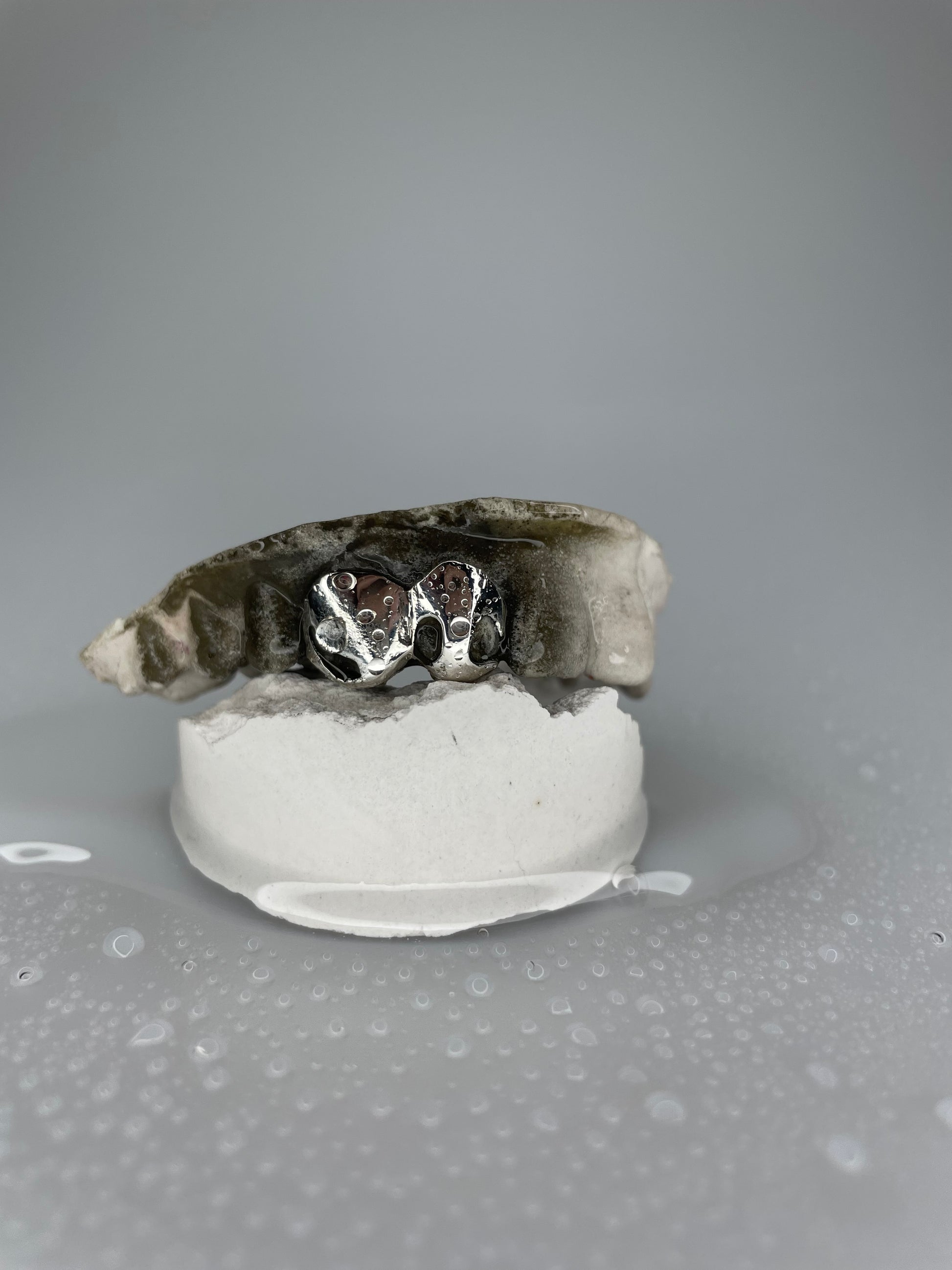 Projekt Z Grillz biomechanisches Liquid-Metal Design

Chrom Grillz futuristisch organisch

Handgefertigte Liquid Metal Zahnkappe ZGrillz