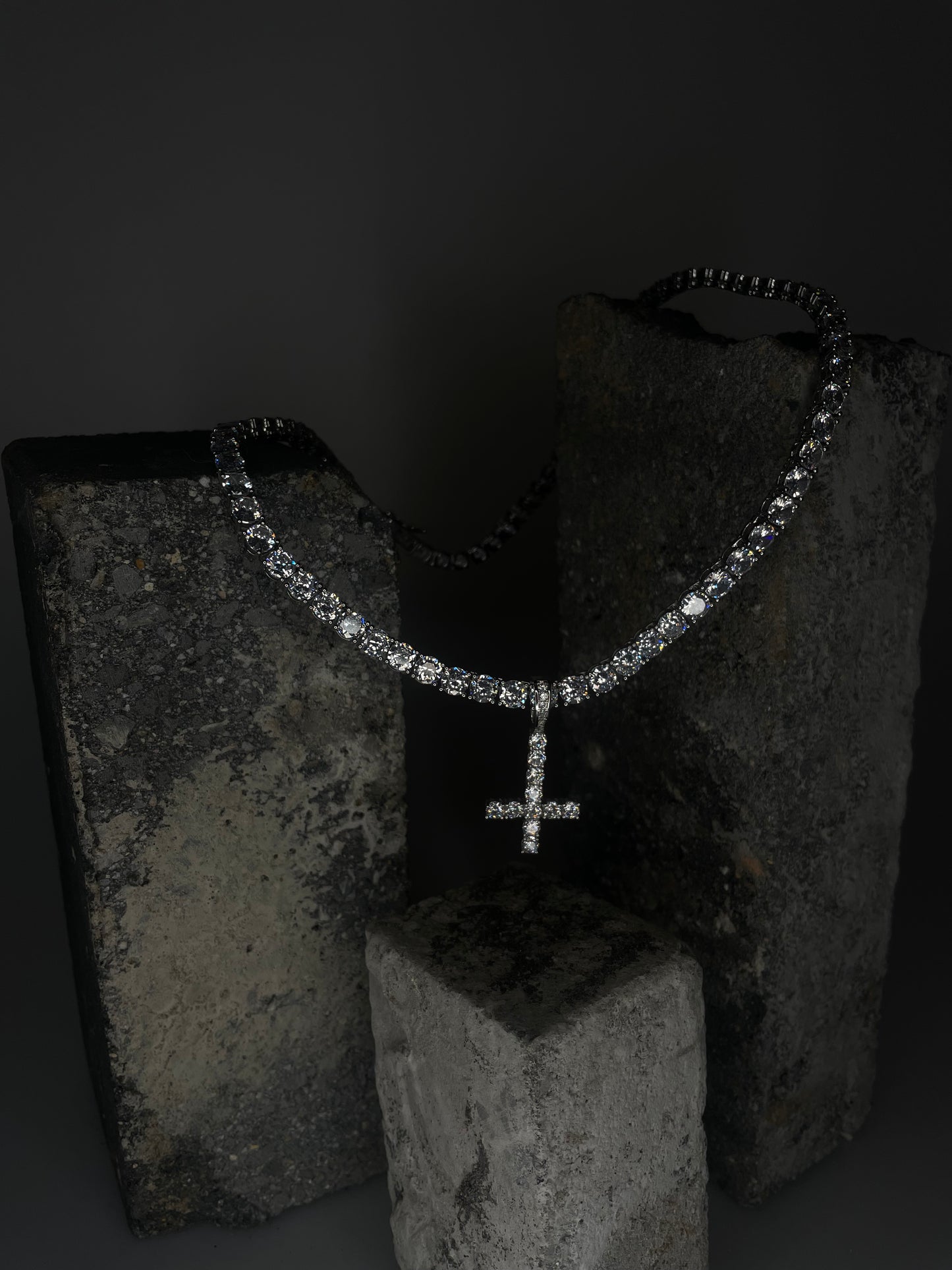 Umgedrehtes Kreuz Tennis Chain – Opium Cross Chain – Dark Tennis Necklace