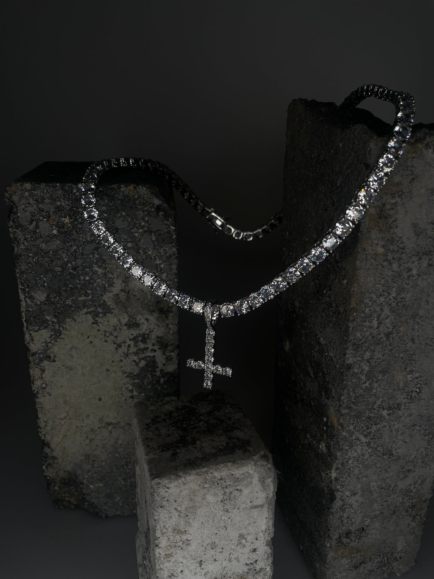 Umgedrehtes Kreuz Tennis Chain – Opium Cross Chain – Dark Tennis Necklace