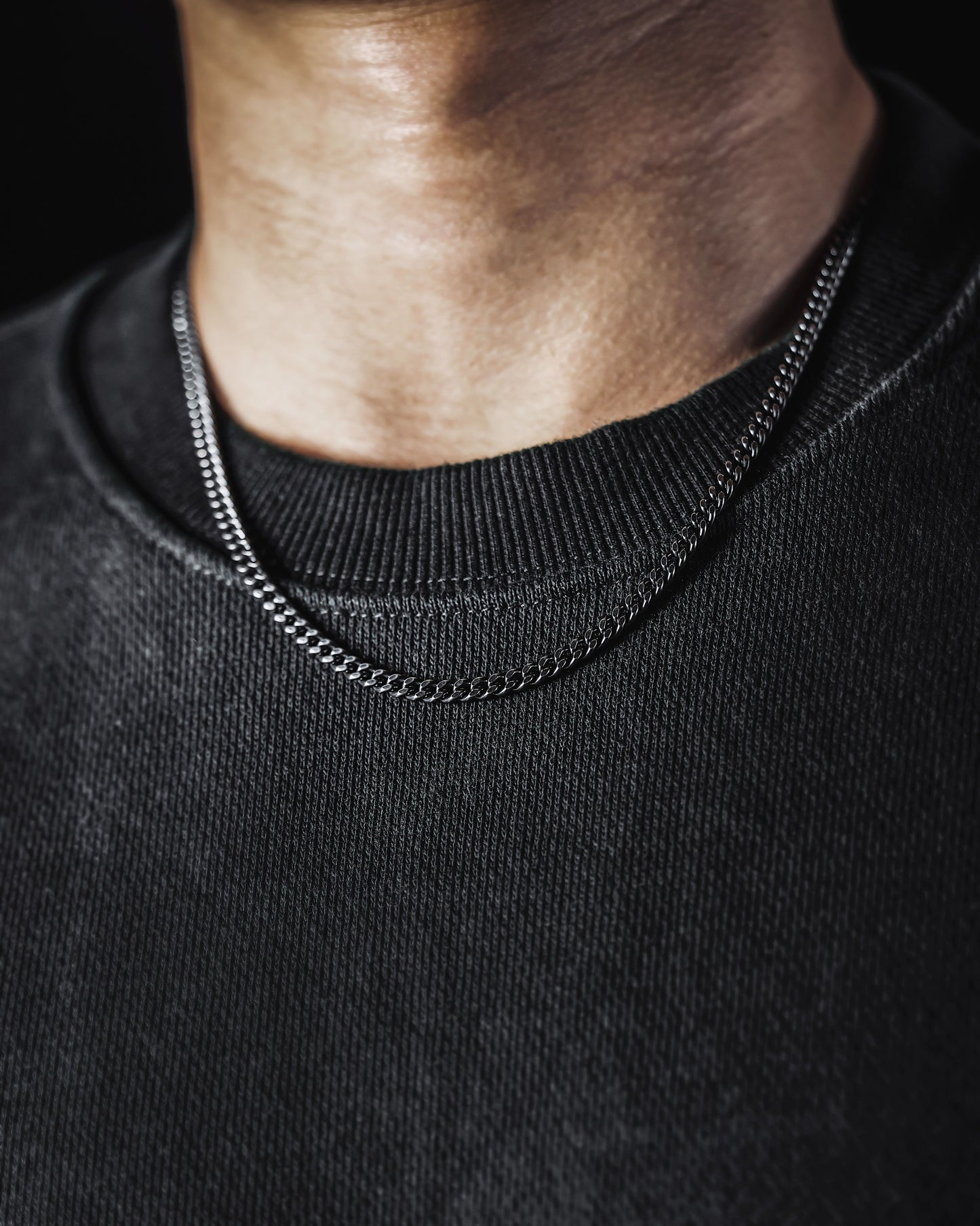 Mann trägt Silberkette Flachpanzer – Herrenschmuck von Z Juwelier